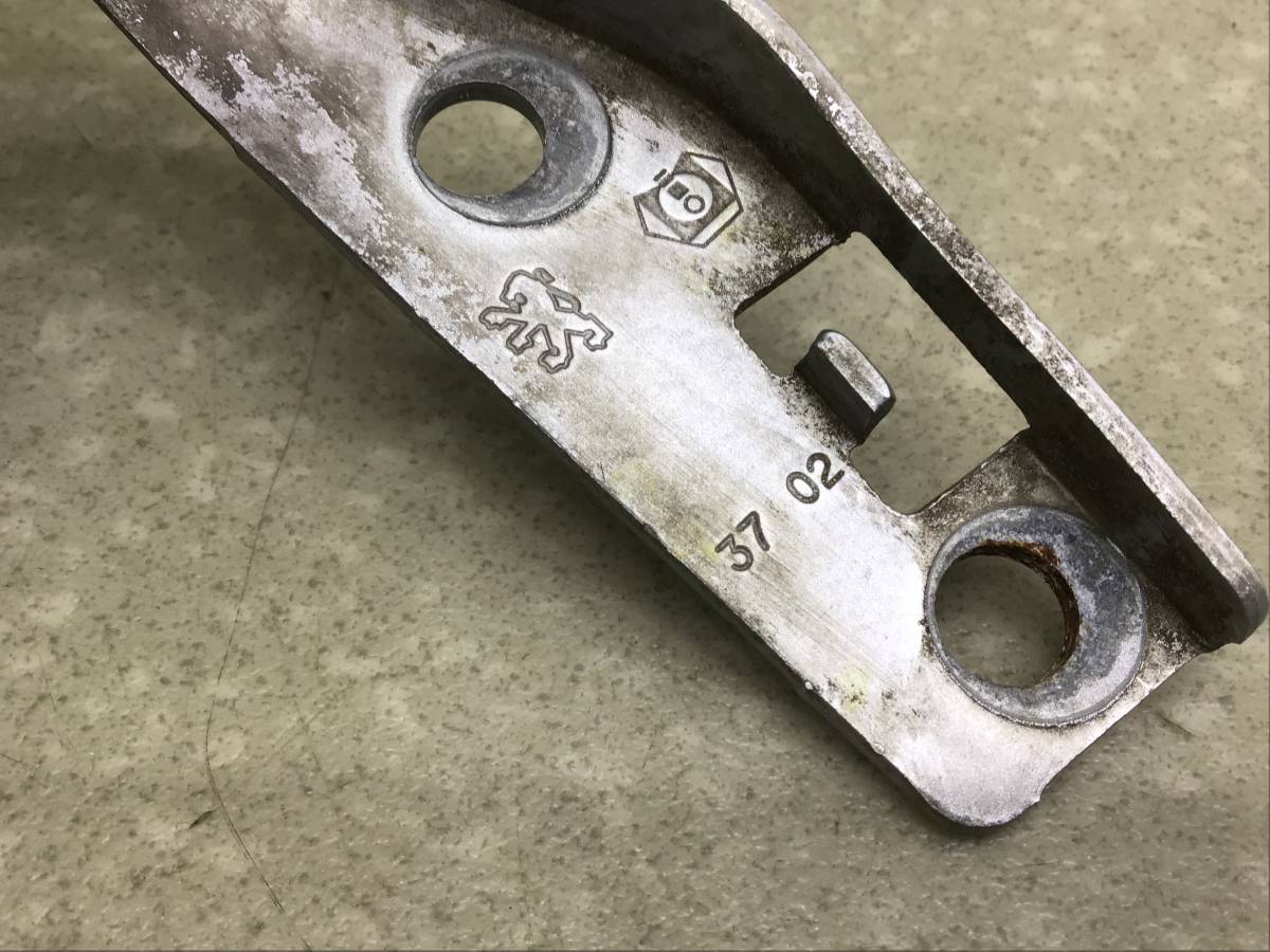 Петля капота правая Peugeot 206 (2B) 1998-2011 Петля капота правая Peugeot 206 (2B) 1998-2011