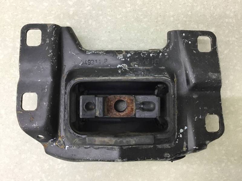 Опора двигателя левая Ford Kuga (CBV) 2008-2013 Опора двигателя левая Ford Kuga (CBV) 2008-2013