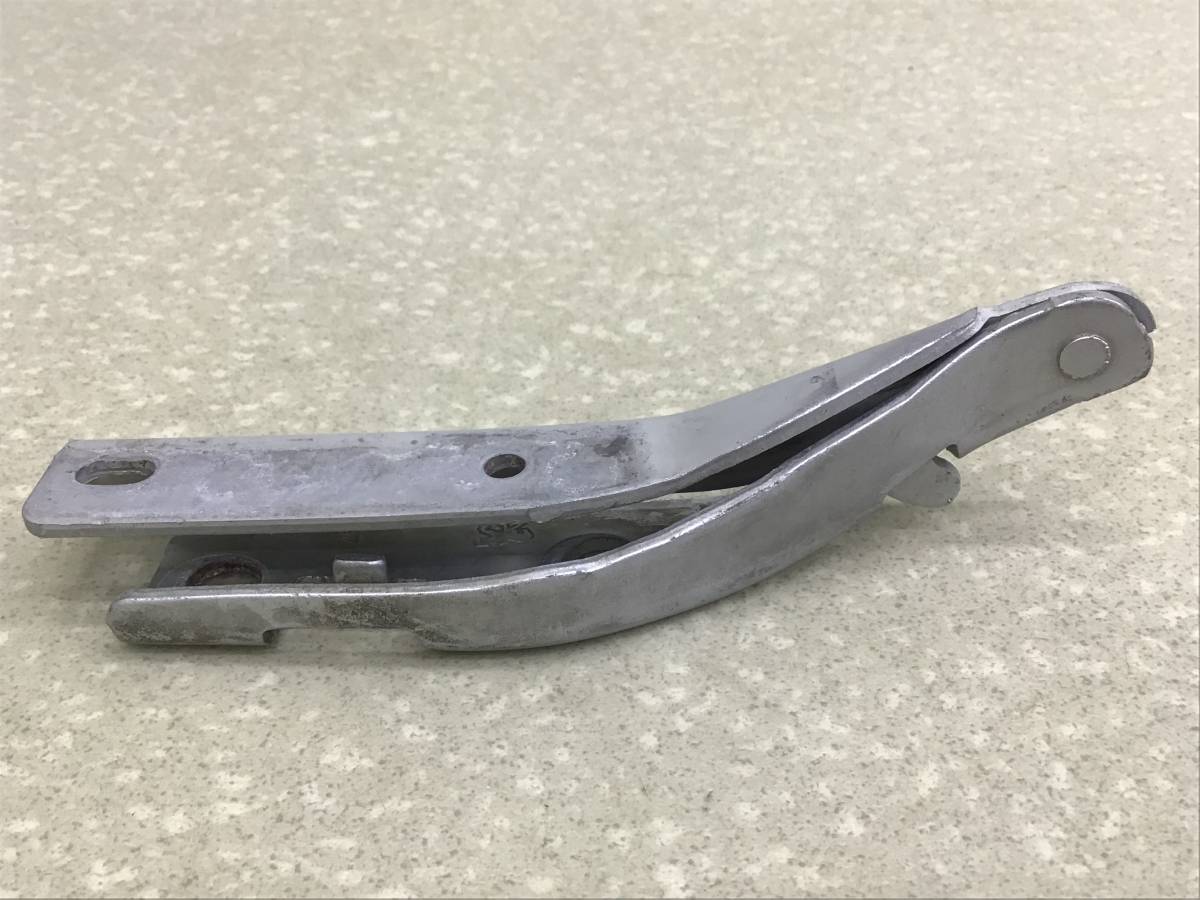 Петля капота правая Peugeot 206 (2B) 1998-2011 Петля капота правая Peugeot 206 (2B) 1998-2011