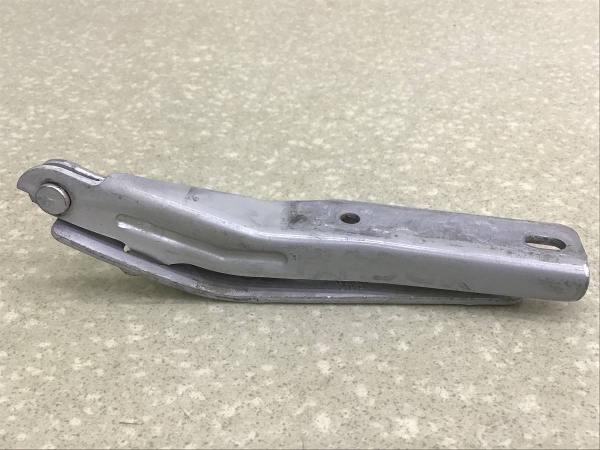 Петля капота правая Peugeot 206 (2B) 1998-2011 Петля капота правая Peugeot 206 (2B) 1998-2011