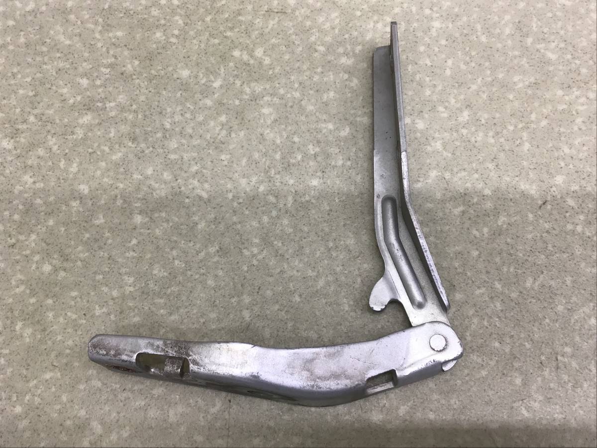 Петля капота правая Peugeot 206 (2B) 1998-2011 Петля капота правая Peugeot 206 (2B) 1998-2011