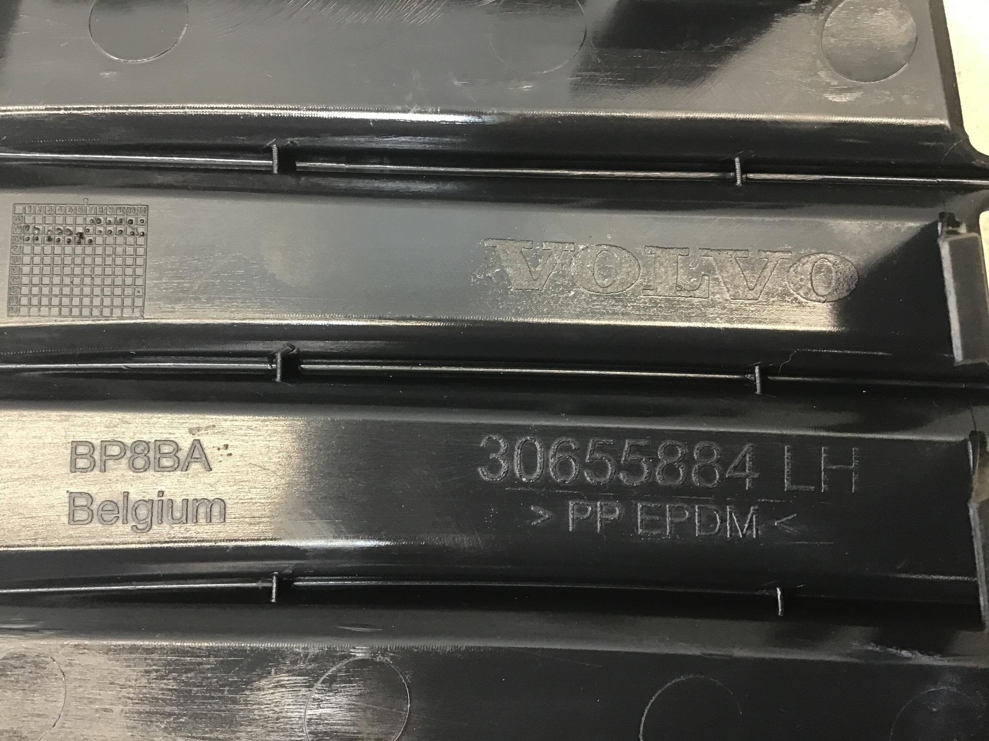 Решетка в бампер левая Volvo V50 (MW) 2004-2012 Решетка в бампер левая Volvo V50 (MW) 2004-2012