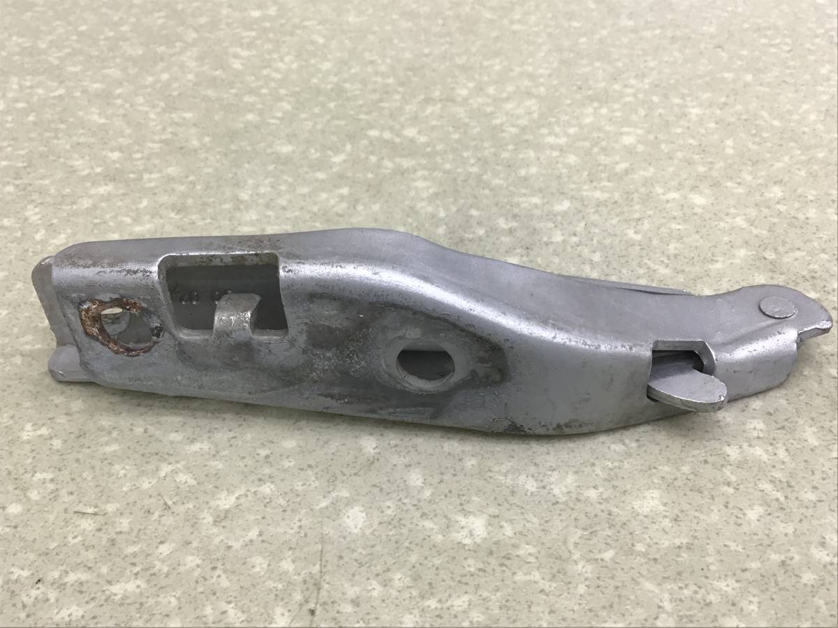 Петля капота правая Peugeot 206 (2B) 1998-2011 Петля капота правая Peugeot 206 (2B) 1998-2011